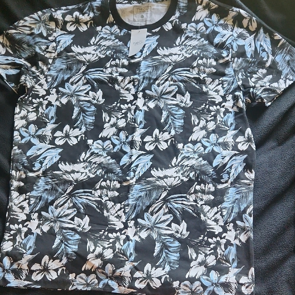 Rue21 Black and Blue Floral Short Sleeve Tee